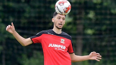 也不追逐连 也不追逐连